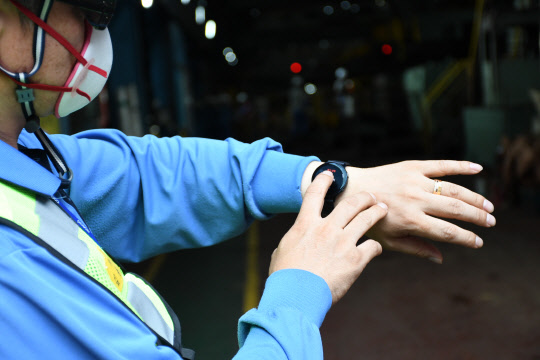 포스코는 8일 포항ㆍ광양제철소에서 위험 개소 업무를 수행하는 현장 근무자 1200여명에게 스마트워치를 배포했다.<포스코 제공>